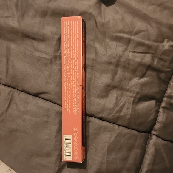 CHELLA Dual Liquid Eyeliner Pearl in Pearl Black & Pearl Blue FULL-SIZE - Picture 2 of 4